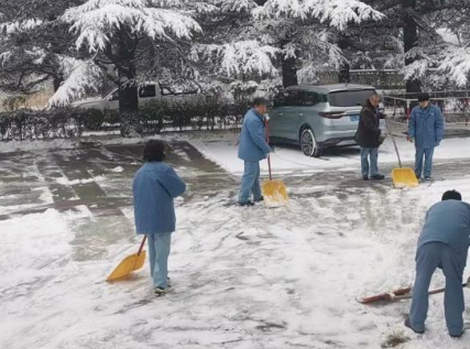 成華吊裝帶車(chē)間組織員工開(kāi)展掃雪活動(dòng)